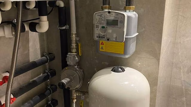 Газовый счётчик, регулятор давления газа и расширительный бак под котлом