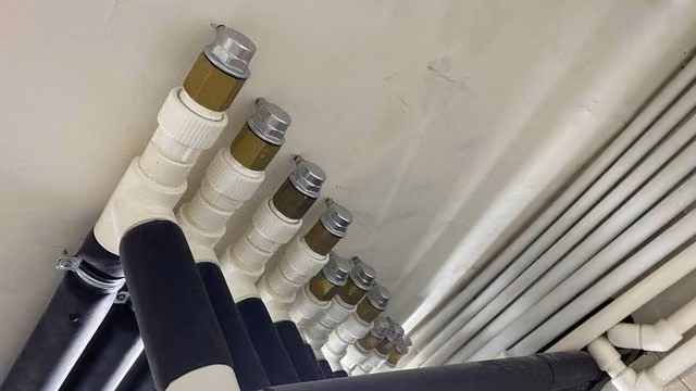 Разводка контуров под потолком: трубы в теплоизоляции