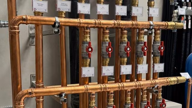 Медная гребёнка крупно: краны и подписанные контуры