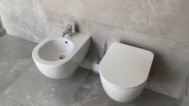 Подвесные биде и унитаз на инсталляции