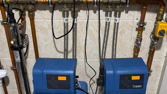 Блоки управления BWT, гребёнка водоснабжения и УФ-стерилизатор