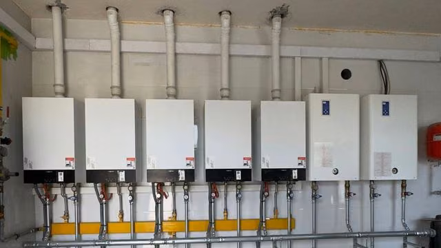 Пять газовых котлов и два электрокотла на одной стене