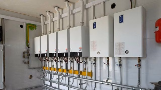 Ряд котлов с газовым коллектором в перспективе